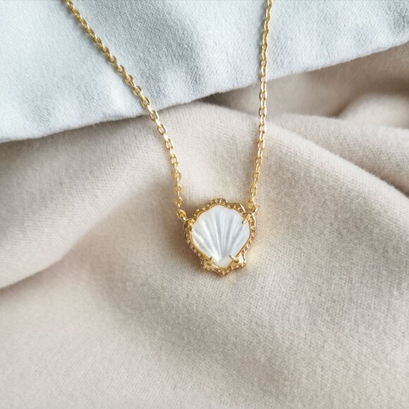 Kendra Scott Brynne Shell Ivory Mother-of-Pearl Necklace Gold - Picture 2 of 4